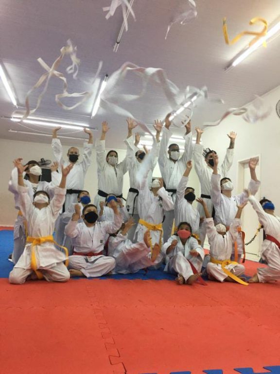 Alunos de Karate trocam de faixa