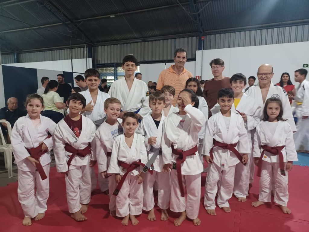 Exame de troca de faixas destaca evolução dos alunos de judô