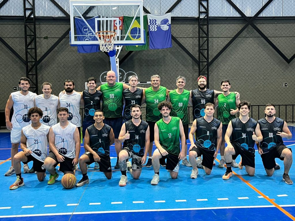 Basquete recebe uniformes